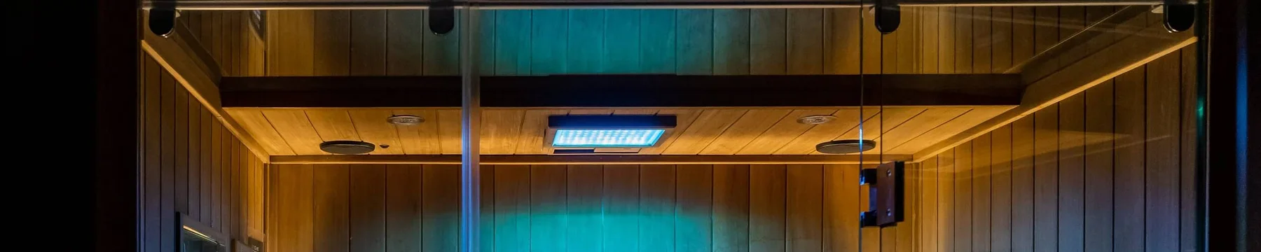 Viðarklædd Infrared Sauna með hlýrri og blárri lýsingu